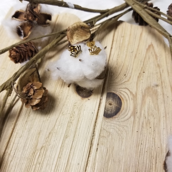 So Darling Dainty Open Lotus Flower earrings - Picture 8 of 9